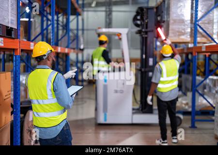 Gli afro-americani che lavorano in magazzino tengono la luce rossa danno un segnale alla scatola di cartone di carico del camion Foto Stock