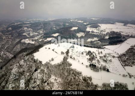 Paesaggio di nebbia aerea con scogliere di montagna coperte di neve fresca caduta durante le pesanti nevicate nella foresta di montagna in inverno in una giornata fredda e tranquilla Foto Stock