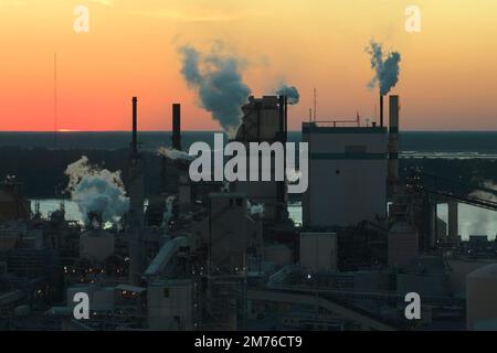Veduta aerea di grande fabbrica con camoscamento da processo di produzione atmosfera inquinante in cantiere. Sito industriale al tramonto Foto Stock