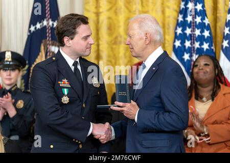 Washington, Stati Uniti d'America. 06th Jan, 2023. Washington, Stati Uniti d'America. 06 gennaio 2023. Il Presidente degli Stati Uniti Joe Biden assegna la Medaglia Presidenziale ai cittadini al Metropolitan Police Department Officer Daniel Hodges, partito, per il suo ruolo di difesa del Campidoglio durante una cerimonia nella Sala Est della Casa Bianca, il 6 gennaio 2023 a Washington, DC la cerimonia ha segnato il due anni di anniversario dell'insurrezione del gennaio 6th. Credit: Adam Schultz/White House Photo/Alamy Live News Foto Stock