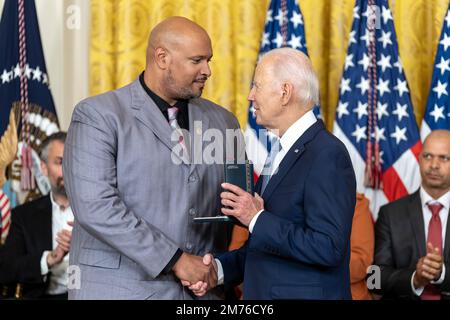 Washington, Stati Uniti d'America. 06th Jan, 2023. Washington, Stati Uniti d'America. 06 gennaio 2023. Il Presidente degli Stati Uniti Joe Biden assegna la Medaglia Presidenziale ai cittadini al Capitol Police Officer Harry A. Dunn, partito, per il suo ruolo di difesa del Campidoglio durante una cerimonia nella Sala Est della Casa Bianca, il 6 gennaio 2023 a Washington, DC la cerimonia ha segnato il due anni di anniversario dell'insurrezione del gennaio 6th. Credit: Adam Schultz/White House Photo/Alamy Live News Foto Stock