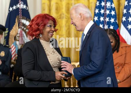 Washington, Stati Uniti d'America. 06th Jan, 2023. Washington, Stati Uniti d'America. 06 gennaio 2023. Il presidente degli Stati Uniti Joe Biden assegna la medaglia presidenziale ai cittadini alla operatrice elettorale della contea di Fulton, Lady Ruby Freeman, a sinistra, per il suo ruolo nel garantire l'integrità delle elezioni del 2020 durante una cerimonia nella stanza orientale della Casa Bianca, 6 gennaio 2023 a Washington, DC la cerimonia ha segnato il due anni di anniversario dell'insurrezione del gennaio 6th. Credit: Adam Schultz/White House Photo/Alamy Live News Foto Stock