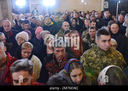 Kiev, Ucraina. 07th Jan, 2023. La gente partecipa al servizio di Natale presieduto dall'Epifania Metropolitana della Chiesa Ortodossa di Ucraina. La celebrazione del Natale sotto la presidenza del Metropolita Epifania della Chiesa Ortodossa di Ucraina. Fino al 31 dicembre 2022, i servizi erano tenuti sotto il controllo dell'UOC del Patriarcato di Mosca. (Foto di Aleksandr Gusev/SOPA Images/Sipa USA) Credit: Sipa USA/Alamy Live News Foto Stock