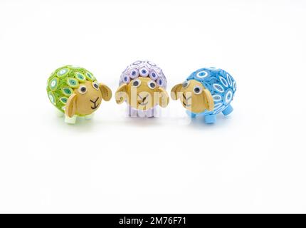 Agnelli d'arte color verde calce, lavanda e turchese con occhi d'oca rivolti verso la fotocamera e isolati su uno sfondo bianco. L'immagine ha spazio di copia. Foto Stock