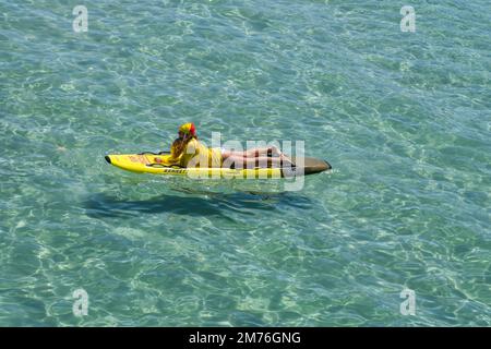 Adelaide, Australia. 8 gennaio 2023. Bagnini per il surf e il salvataggio che praticano sulle tavole da surf in una calda giornata ad Adelaide, poiché si prevede che le temperature raggiungeranno i 34degrees gradi celsius. Credit: amer Ghazzal/Alamy Live News Foto Stock