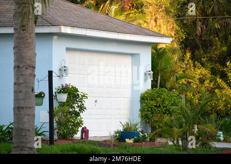 Ampio garage a doppia porta e strada in cemento di nuova moderna casa americana Foto Stock