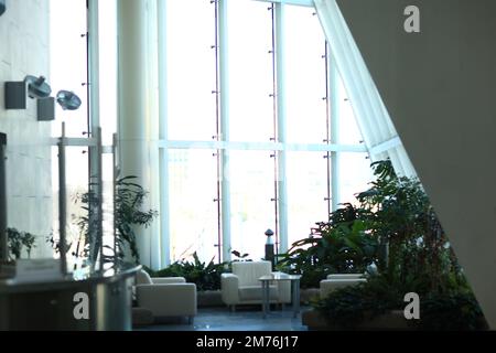 lobby con interni intimi in un hotel moderno. Foto Stock