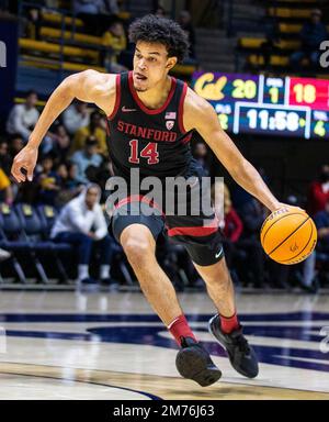 Haas Pavilion Berkeley Calif, USA. 06th Jan, 2023. CA USA Stanford Forward Spencer Jones (14) va al paniere durante la partita di pallacanestro degli uomini NCAA tra Stanford Cardinal e gli orsi d'oro della California. La California ha battuto Stanford 92-70 all'Haas Pavilion Berkeley Calif. Thurman James/CSM/Alamy Live News Foto Stock