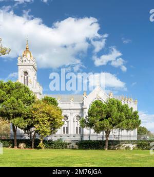 Facciata di architettura neobbizantina stile bulgaro St. Stefano, Sveti Stefan Kilisesi, o la Chiesa di ferro bulgara, una chiesa ortodossa bulgara nel quartiere di Balat, Istanbul, Turchia Foto Stock