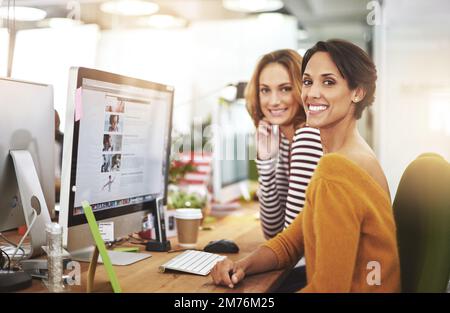 Il duo dinamico. Ritratto corto di due giovani donne d'affari in ufficio. Foto Stock