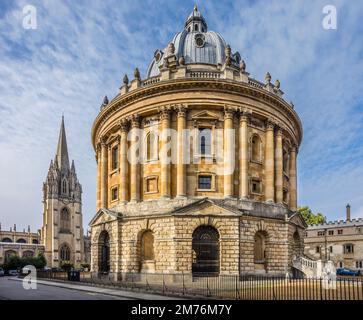 Radcliffe Camera, Università di Oxford, una biblioteca accademica del 18th ° secolo in stile palladiano e sale di lettura, progettato da James Gibbs, sullo sfondo Foto Stock