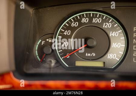 Primo piano del tachimetro dell'auto. Nessun concetto di progresso Foto Stock