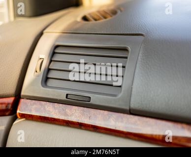 Sfiato dell'auto chiuso per il primo piano del condizionatore d'aria o del riscaldatore. messa a fuoco selettiva Foto Stock