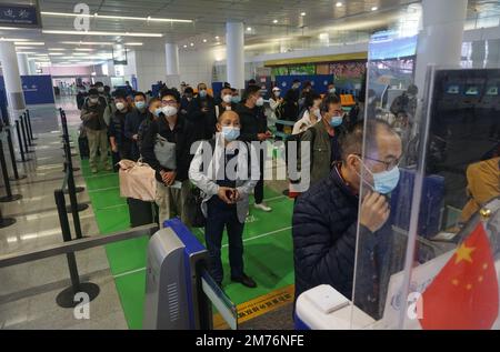 HANGZHOU, CINA - 8 GENNAIO 2023 - i passeggeri dei voli internazionali tornano a casa attraverso la stazione di controllo di frontiera di Hangzhou Xiaoshan Internatio Foto Stock