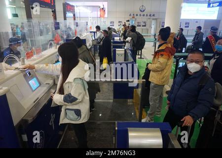 HANGZHOU, CINA - 8 GENNAIO 2023 - i passeggeri dei voli internazionali tornano a casa attraverso la stazione di controllo di frontiera di Hangzhou Xiaoshan Internatio Foto Stock