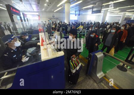 HANGZHOU, CINA - 8 GENNAIO 2023 - i passeggeri dei voli internazionali tornano a casa attraverso la stazione di controllo di frontiera di Hangzhou Xiaoshan Internatio Foto Stock