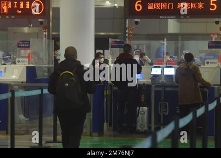 HANGZHOU, CINA - 8 GENNAIO 2023 - i passeggeri dei voli internazionali tornano a casa attraverso la stazione di controllo di frontiera di Hangzhou Xiaoshan Internatio Foto Stock