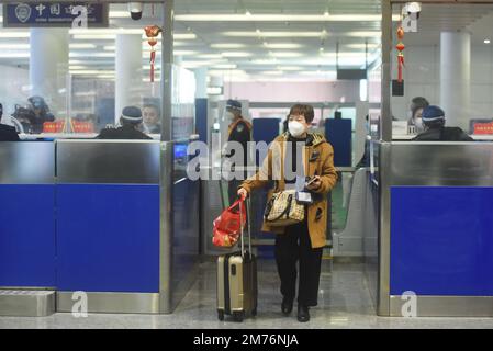 HANGZHOU, CINA - 8 GENNAIO 2023 - i passeggeri dei voli internazionali tornano a casa attraverso la stazione di controllo di frontiera di Hangzhou Xiaoshan Internatio Foto Stock