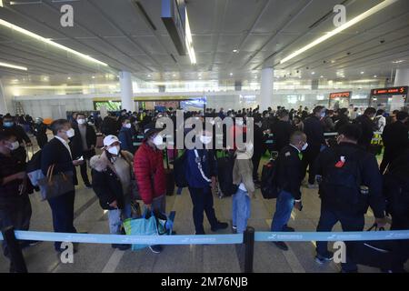 HANGZHOU, CINA - 8 GENNAIO 2023 - i passeggeri dei voli internazionali tornano a casa attraverso la stazione di controllo di frontiera di Hangzhou Xiaoshan Internatio Foto Stock