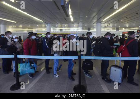 HANGZHOU, CINA - 8 GENNAIO 2023 - i passeggeri dei voli internazionali tornano a casa attraverso la stazione di controllo di frontiera di Hangzhou Xiaoshan Internatio Foto Stock