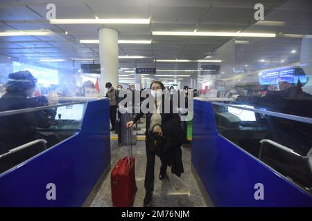 HANGZHOU, CINA - 8 GENNAIO 2023 - i passeggeri dei voli internazionali tornano a casa attraverso la stazione di controllo di frontiera di Hangzhou Xiaoshan Internatio Foto Stock