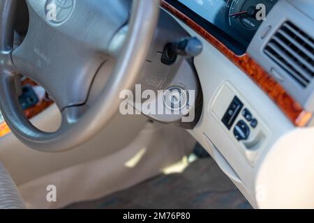 Commutatore di accensione in auto con messa a fuoco selettiva Foto Stock