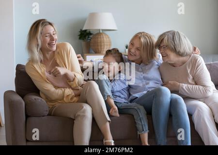 Allegre ragazze e donne di quattro generazioni diverse che si divertono Foto Stock