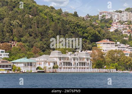 Edificio in stile Art Nouveau del Consolato Egizio, situato a Bebek, Istanbul, Turchia, sul lato europeo dello stretto del Bosforo Foto Stock