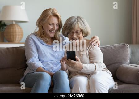 Infermiera felice, caregiver aiutare la nonna anziana allegra Foto Stock