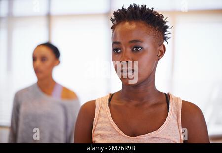 Prendere sul serio l'arte della danza. una giovane donna in uno studio di danza. Foto Stock