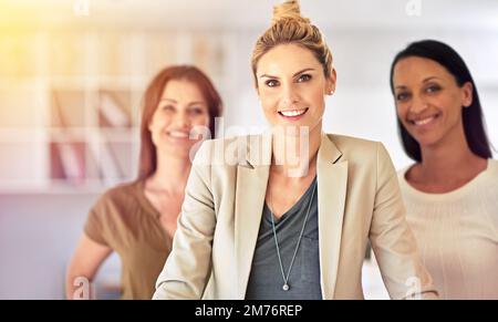 Team di progettazione dei sogni. Ritratto dei colleghi in piedi insieme in un ufficio. Foto Stock