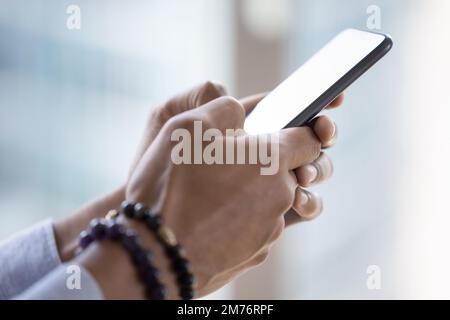 Primo piano uomo africano in possesso di smartphone Foto Stock