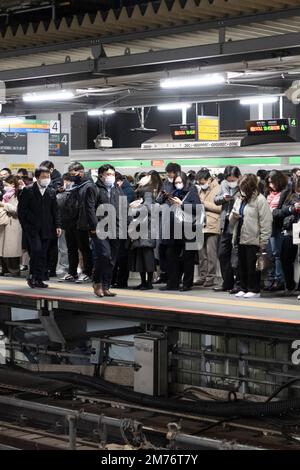 Tokyo, Giappone. 6th Jan, 2023. Una piattaforma affollata e congestionata per l'ora di punta alla stazione di Shibuya mentre i pendolari viaggiano sulla linea JR East Yamanote alla vigilia della chiusura di due giorni dell'anello esterno della linea metropolitana più trafficata al mondo per la costruzione. La linea Yamanote corre a cerchio, fermandosi presso i principali centri commerciali di Tokyo, come Shinjuku e la stazione di Tokyo. Ed è gravemente sovraccarica e spesso congestionata con milioni di piloti al giorno. Il servizio di chiusura nel fine settimana da Osaki a Ikebukero è necessario per lavori di ristrutturazione alla stazione di Shibuya per muoversi Foto Stock