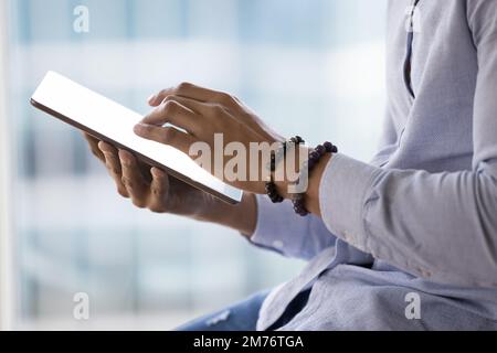Uomo d'affari africano con tablet digitale, primo piano Foto Stock