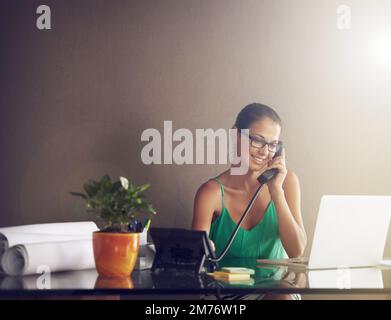 Sì, Ill hanno le relazioni entro Lunedi..... una giovane donna che parla al telefono mentre lavora da casa. Foto Stock