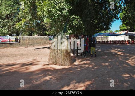 Kumpo danza con maschere in Senegal, Africa occidentale Foto Stock