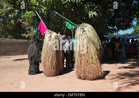 Kumpo danza con maschere in Senegal, Africa occidentale Foto Stock