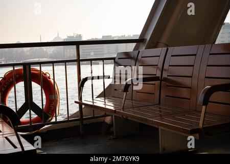 Posti a sedere vuoti sul traghetto. Divano vuoto e sedie sulla terrazza della nave Foto Stock