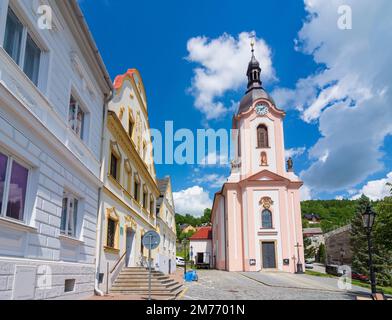 Stramberk (Stramberg): Piazza del paese, Museo sull'illustratore Zdenek Burian, chiesa di , Moravskoslezsky, Regione Moravo-SSlesiana, Mährisch-Schles Foto Stock