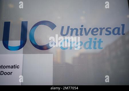 Archivia la foto datata 06/10/2021 di un cartello di credito universale sulla porta di un centro di lavoro Plus nella parte est di Londra. Le detrazioni universali di accreditamento lasceranno alcuni scozzesi che lottano malgrado un uplift promesso dei benefici, una carità principale ha avvertito. Data di emissione: Domenica 8 gennaio 2023. Foto Stock