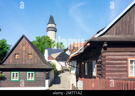 Stramberk (Stramberg): torre Truba del Castello di Stramberk (Strahlenberg), tipiche case in legno moravi in , Moravskoslezsky, Regione moravo-silesiana, Foto Stock