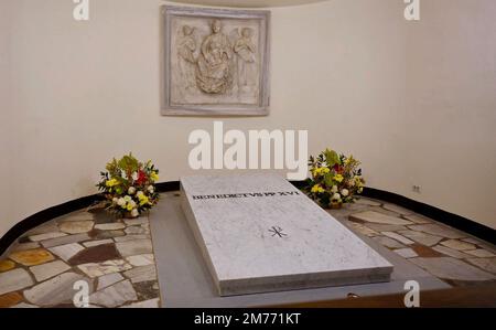 Vatikanstadt, Vaticano. 08th Jan, 2023. La tomba di Papa Benedetto XVI è visibile nelle grotte di San Basilica di Pietro. Il Papa emerito morì la mattina di Capodanno all'età di 95 anni e fu sepolto nella Basilica giovedì scorso. Credit: Johannes Neudecker/dpa/Alamy Live News Foto Stock