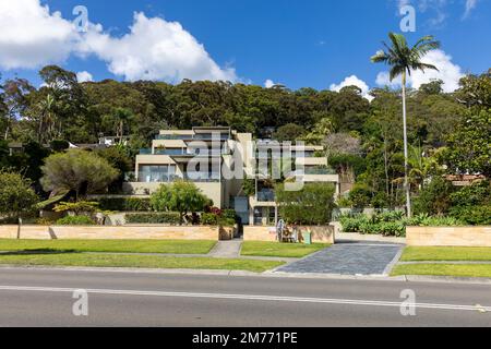 Appartamenti di lusso a Bayview Sydney nord spiagge zona, giardini maturi e lussureggianti palme verdi alberi, Sydney, NSW, Australia Foto Stock