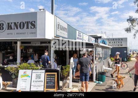 Caffè australiano, 8 nodi in un porto turistico su pittwater a Bayview, i proprietari di cani aspettano per il loro caffè da asporto, Sydney, NSW, Australia Foto Stock