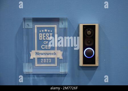 Las Vegas, Stati Uniti. 07th Jan, 2023. Una vista della Ring Peephole Cam in mostra al 2023 International CES, al Venetian Convention Center di Las Vegas, Nevada, sabato 7 gennaio 2023. Foto di James Atoa/UPI Credit: UPI/Alamy Live News Foto Stock