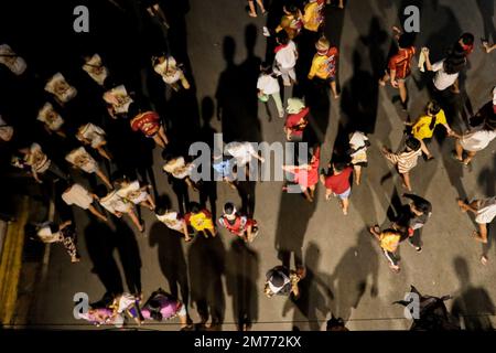 Manila, Filippine. 8th Jan, 2023. I devoti cattolici filippini si uniscono alla processione del Nazareno Nero per celebrare la sua festa a Manila, nelle Filippine. Gennaio 8, 2023. Migliaia di devoti hanno mostrato la loro devozione al Nazareno Nero anche senza il tradizionale ''˜Traslacion' o la 'grande processione'' come parte del protocollo di sicurezza sanitaria stabilito dal governo per prevenire la diffusione del COVID-19. (Credit Image: © Basilio Sepe/ZUMA Press Wire) Credit: ZUMA Press, Inc./Alamy Live News Foto Stock