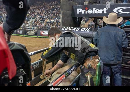 NEW YORK, NEW YORK - 07 GENNAIO: Kaique Pacheco si prepara a cavalcare il Kat liscio durante il secondo round del Professional Bull Riders 2023, evento scatenato la Bestia al Madison Square Garden il 7 gennaio 2023 a New York City. Credit: Ron Adar/Alamy Live News Foto Stock