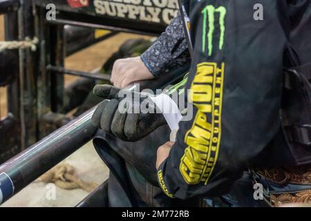 NEW YORK, NEW YORK - 07 GENNAIO: Kaique Pacheco si prepara a cavalcare il Kat liscio durante il secondo round del Professional Bull Riders 2023, evento scatenato la Bestia al Madison Square Garden il 7 gennaio 2023 a New York City. Credit: Ron Adar/Alamy Live News Foto Stock