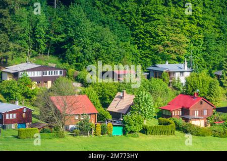 Kruzberk (Kreuzberg): casa singola in legno colorato fine settimana case in , Moravskoslezsky, Regione Moravo-Slesia, Regione Mährisch-schlesische, CZE Foto Stock