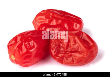 Pomodori secchi isolati su sfondo bianco. Foto Stock